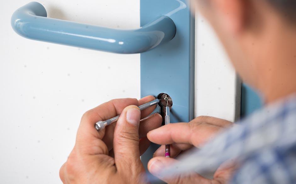 comment changer une serrure de porte d'entrée Saint-Thibault-des-Vignes